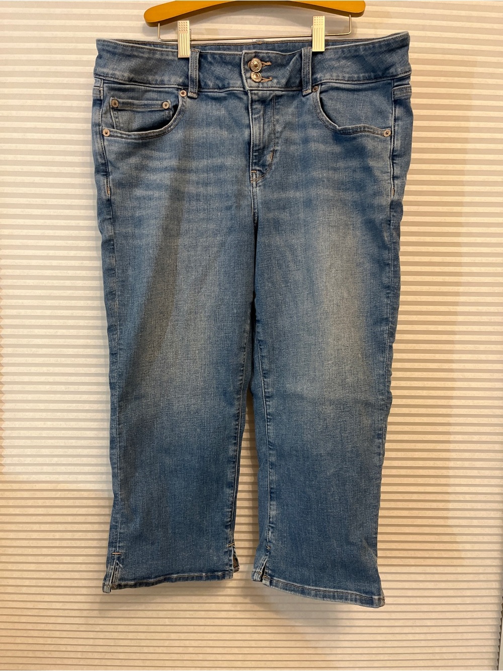 American Eagle Women's Light Blue Artist Crop Jeans Next Level Stretch
